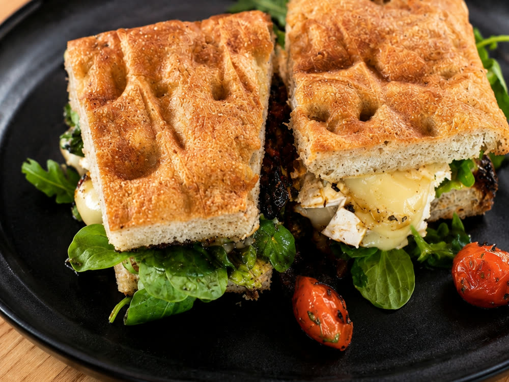 Focaccia artesana de Cachitos, abierta y rellena
