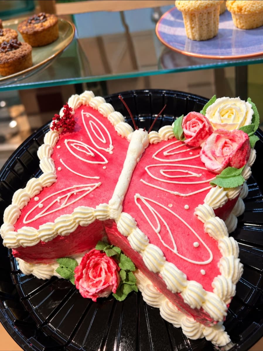 Tarta de mariposa con rosas de nata