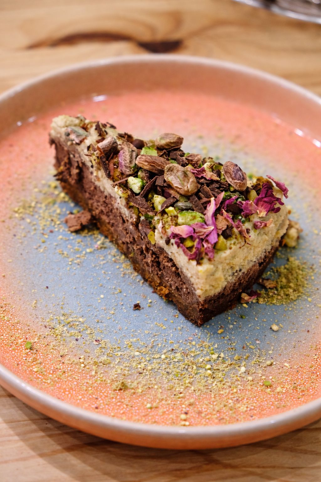 Tarta de pistacho con pétalos de rosa