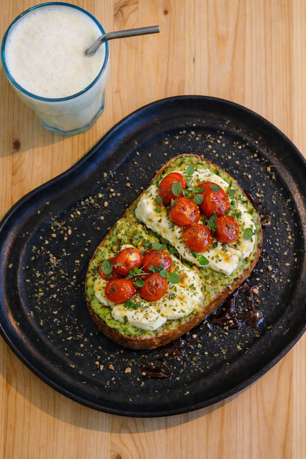 Tosta de aguacate con mozzarella y tomate cherry