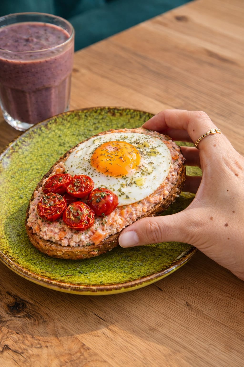 Tosta de pan integral con huevo y tomate cherry